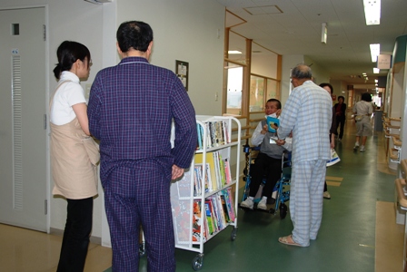 津山中央病院での貸出風景